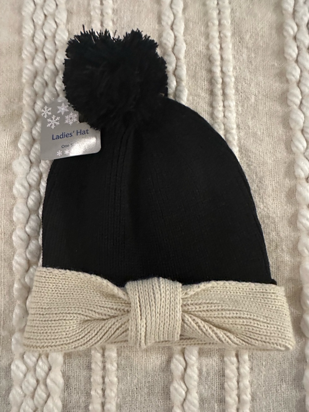 💥 $5 if bundled - Black & Cream Knit Pom Beanie with Bow Stocking Hat NWT